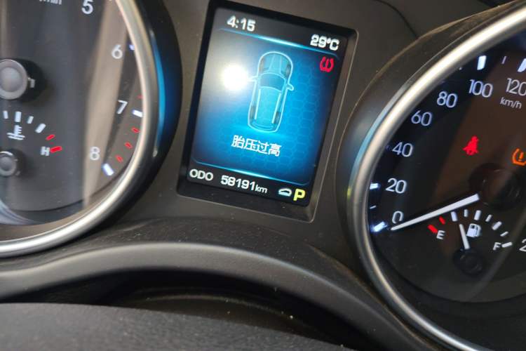 Used Haval H8 2015 2.0T Two-Wheel-Drive Luxury Version Odometer Close Up