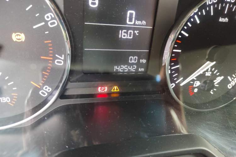 Used Skoda Octavia 2017 Classic Model 1.6L Manual Comfort Edition Odometer Close Up