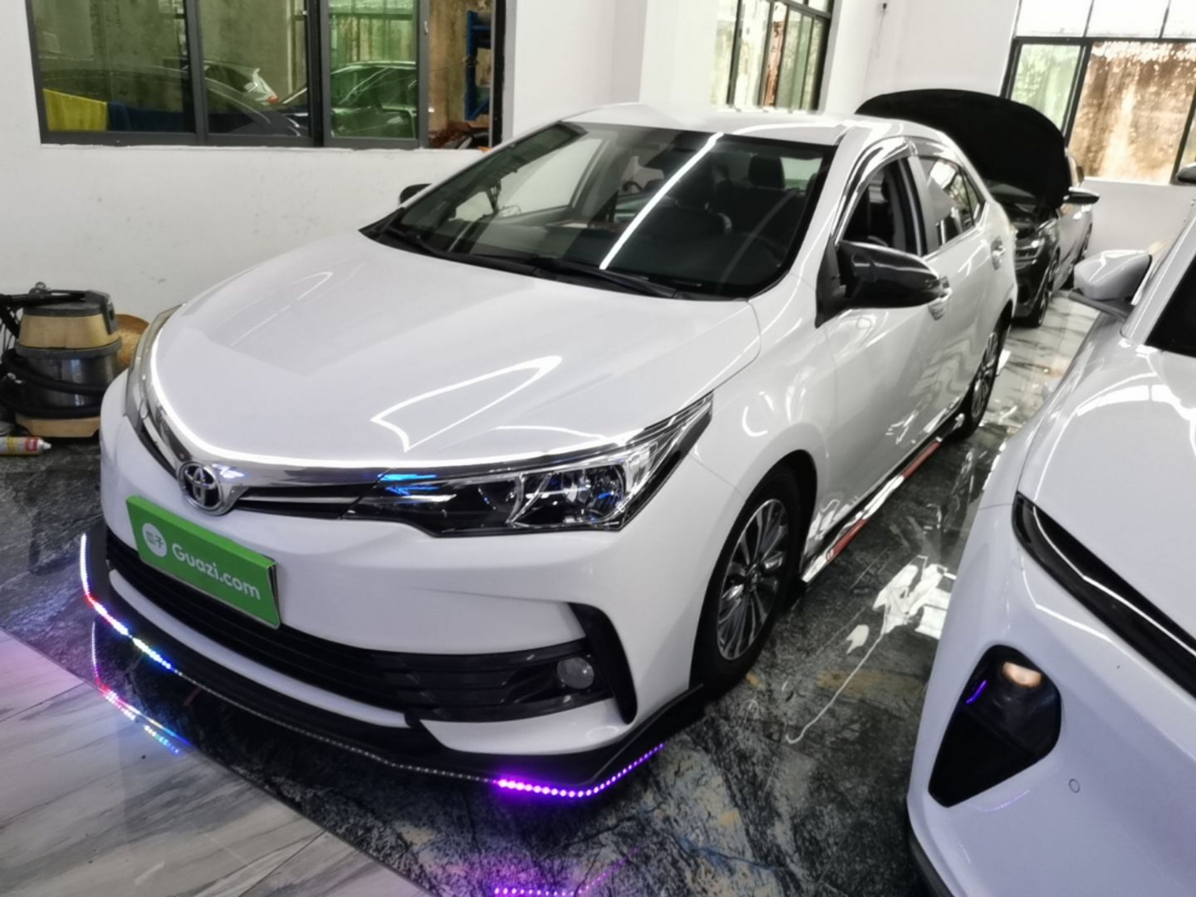 Unter der Vorderseite des Autos