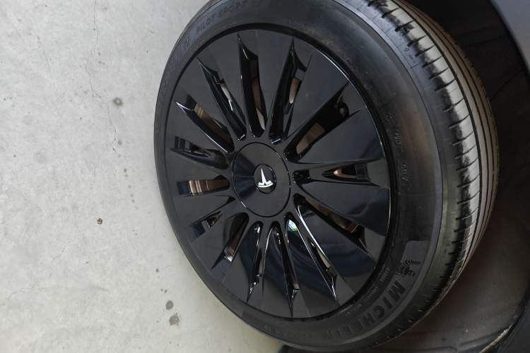 Used Tesla Model Y 2022 Long-Range All-Wheel-Drive Version Right Rear Wheel Hub