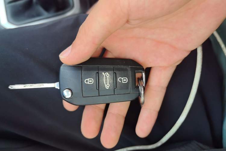 Used Citroen Elysee 2015 Zhishang Edition 1.6L Manual Fashion Model Vehicle Key