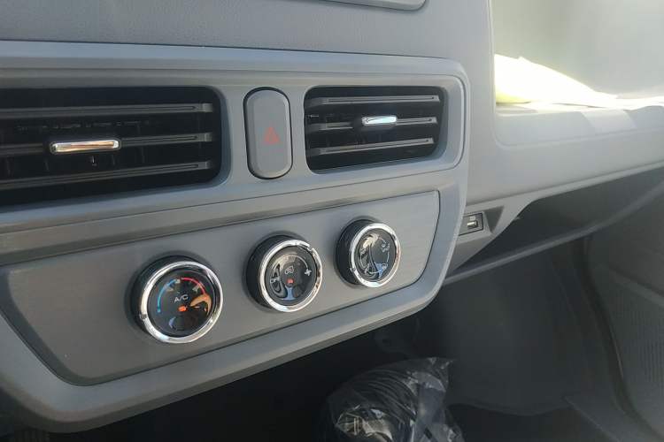 Used Wuling Yangguang 2024 300KM Comfort Version Passenger Van 75kW