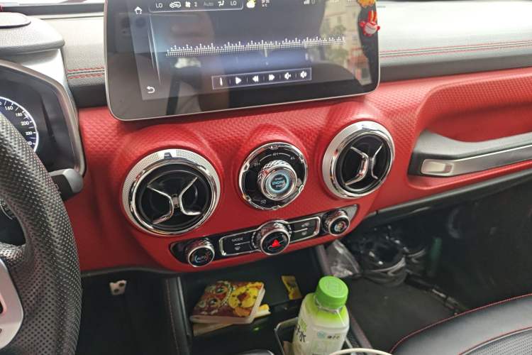 Used BAIC Off-Road BJ40 2021 2.0D Automatic Four-Wheel Drive Blade Hero Edition Adventurer Type Audio And AC Panel