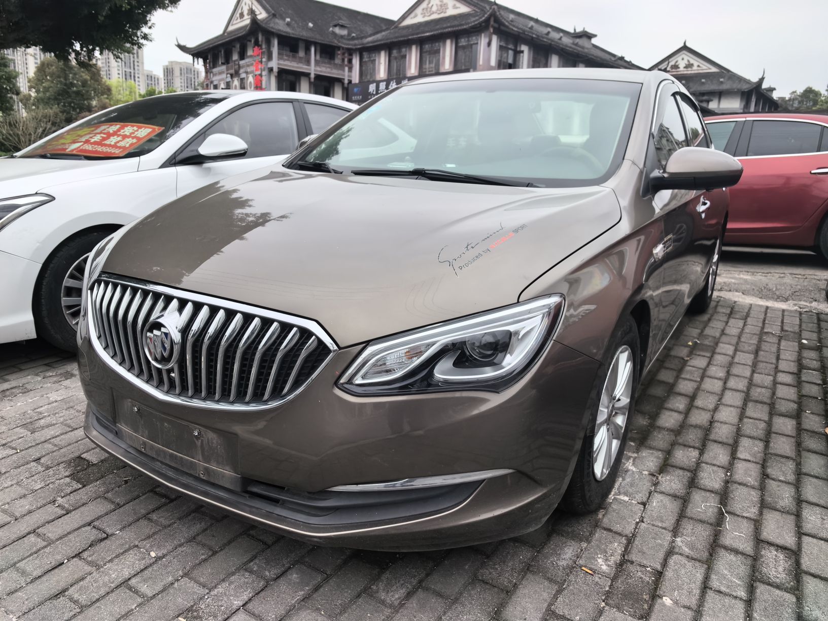 Под передней частью автомобиля