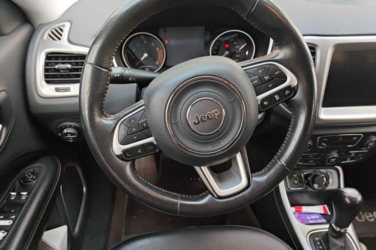 Used Jeep Compass 2017 200T Automatic Family Edition Steering Wheel