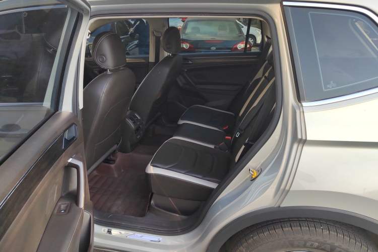 Used Volkswagen Tiguan L 2017 330TSI Automatic Two-Wheel Drive Luxury Edition Interior 4