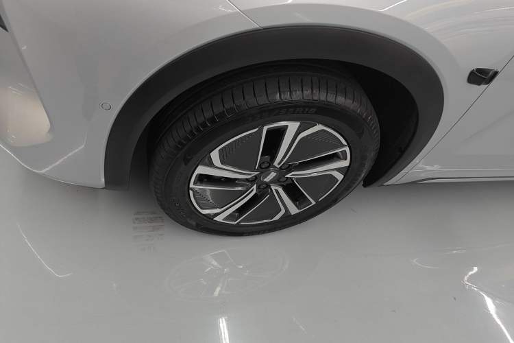 Used Geely Galaxy Xingjian 7 EM-i 2026 Model 135km Leading Edition Exterior 4