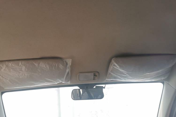 Used Wuling Hongguang V 2022 1.5L Jingqu Edition Enclosed-Window Vehicle with Electric Power Steering LAR Headliner