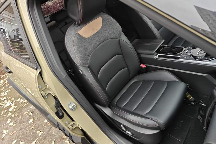 Used Geely Auto Cowboy 2025 1.5TD Fun-Offroad Version Right Front Seat