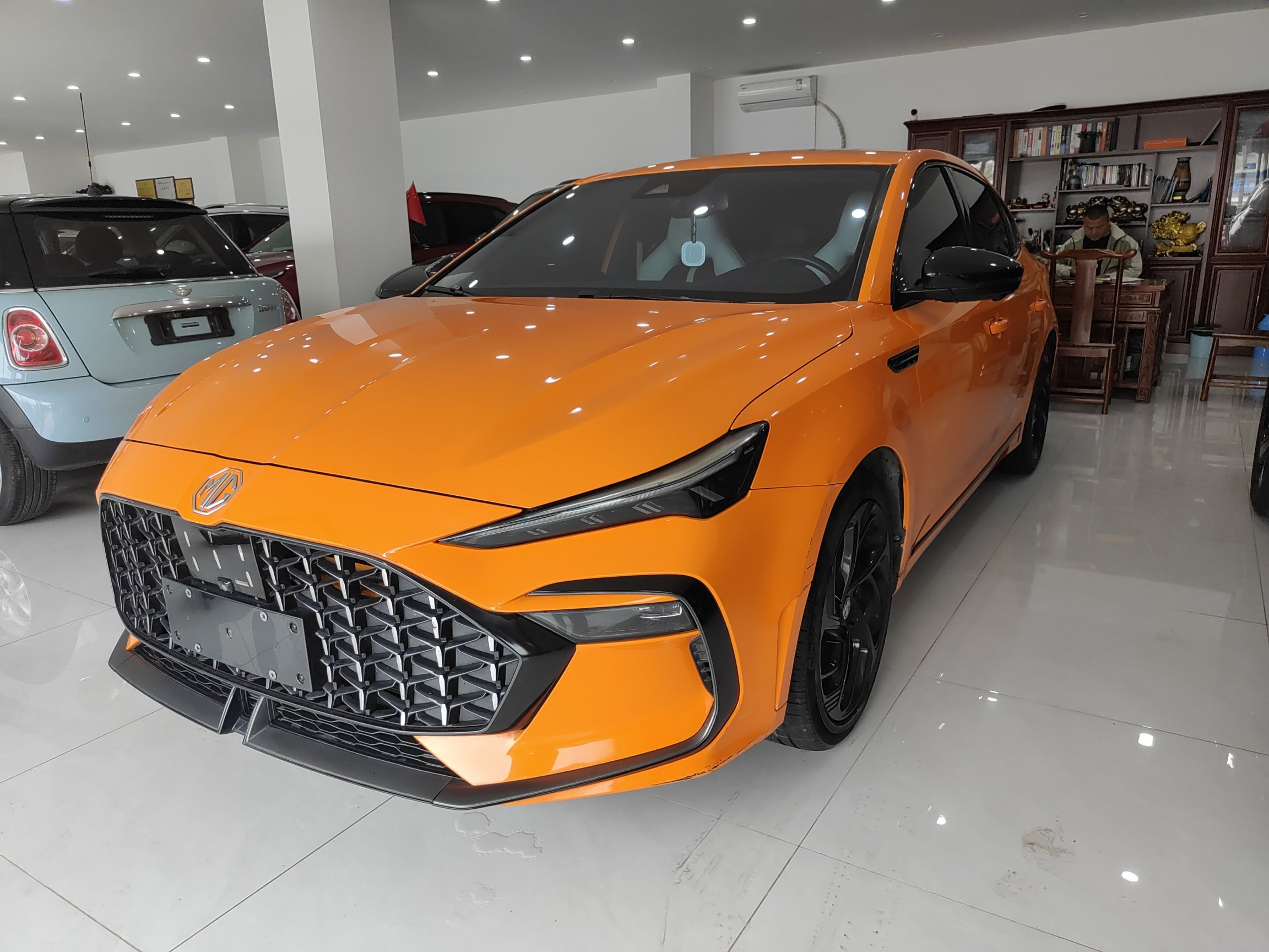 تحت مقدمة السيارة