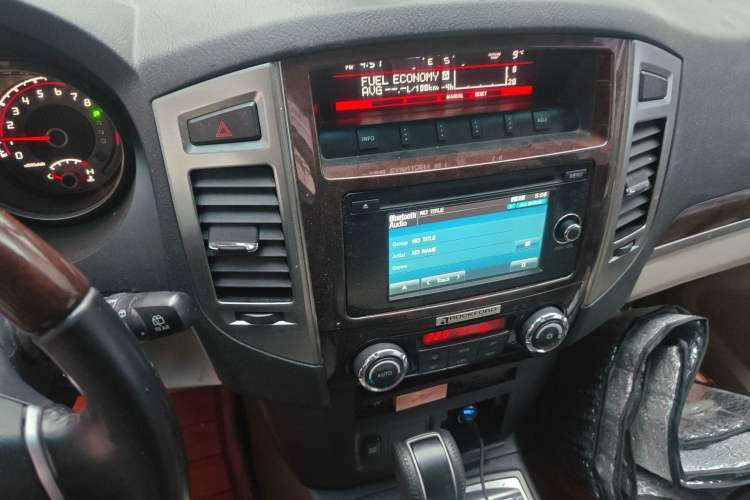 Used Mitsubishi Pajero  Audio And AC Panel