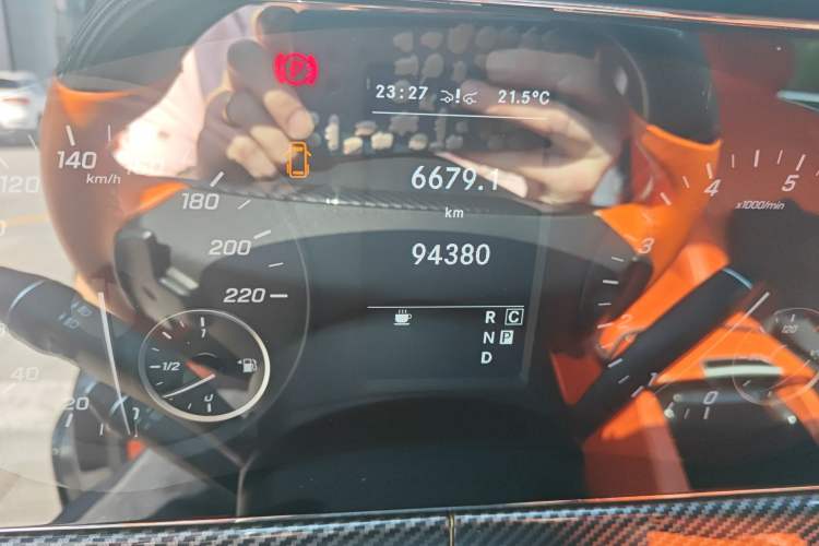 Used Mercedes-Benz Vito 2021 2.0T Business Version 7 Seats Odometer Close Up