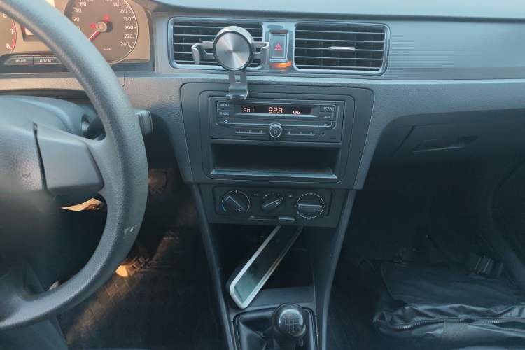 Used Volkswagen Santana 2013 1.6L Manual Fashion Edition Audio And AC Panel