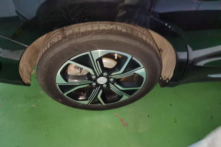 Used Hongqi E-QM5 2021 Charging Version Flagship Edition Right Rear Wheel Hub