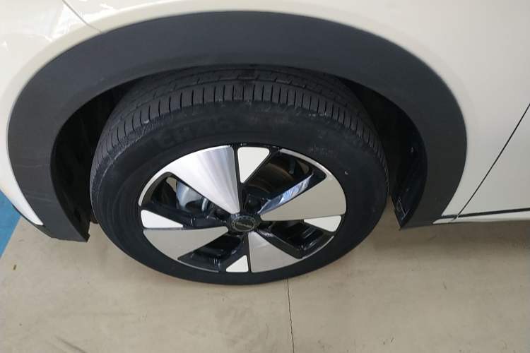 Used BYD Dolphin 2023 420 km Fashion Edition Left Front Wheel Hub