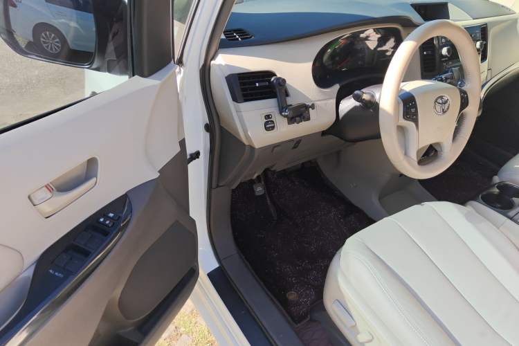 Used Toyota SIENNA 2011 3.5L 4x4 Automatic
