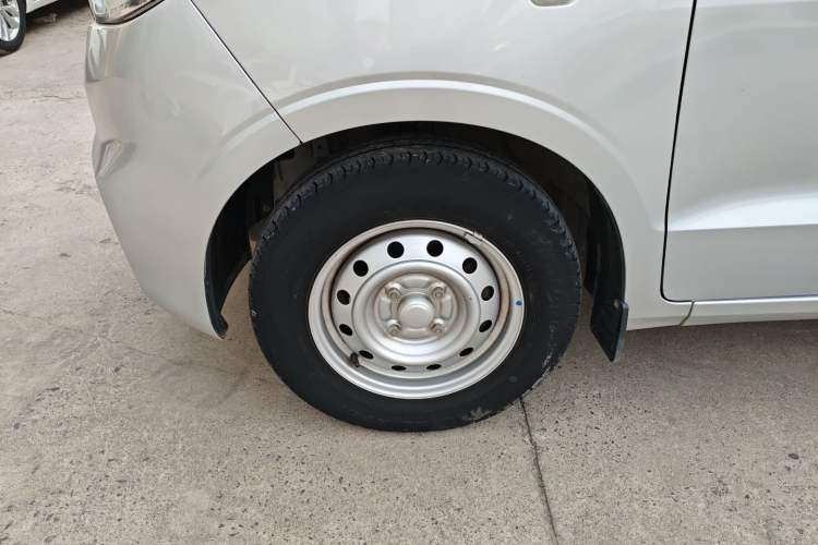 Used Wuling Hongguang V 2021 1.5L Jingqu Edition Enclosed-Window Vehicle LAR Left Front Wheel Hub