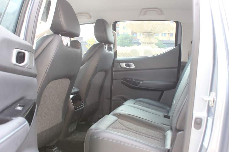 Used Changan Hunter 2024 Warrior Edition Luxury Model Dual-Motor All-Wheel Drive with Extra-Long Cargo Box
