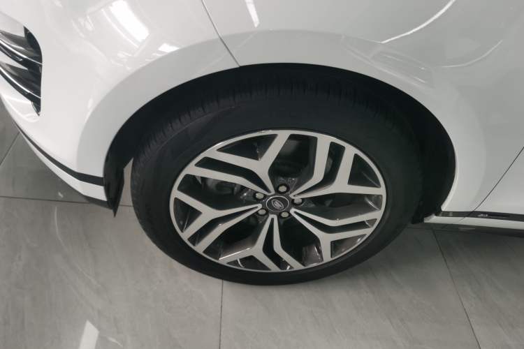 Used Land Rover Range Evoque 2021 Range Rover Velar 249 PS R-Dynamic S Performance Edition Left Front Wheel Hub