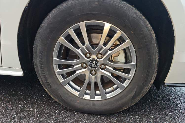 Used Toyota SIENNA 2023 2.5L Hybrid Comfort Edition Right Front Wheel Hub