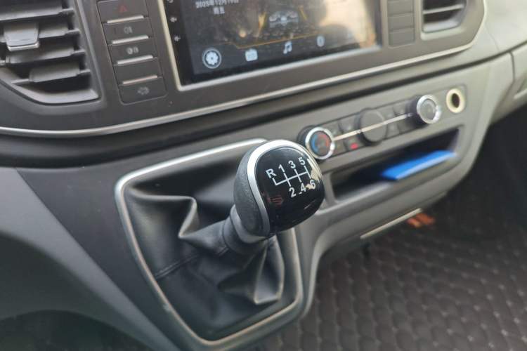 Used SAIC MAXUS Xintu V80 2025 PRO Aoyuntong 2.0T Manual Long Wheelbase Mid-Height 6/7/8/9-Seater
