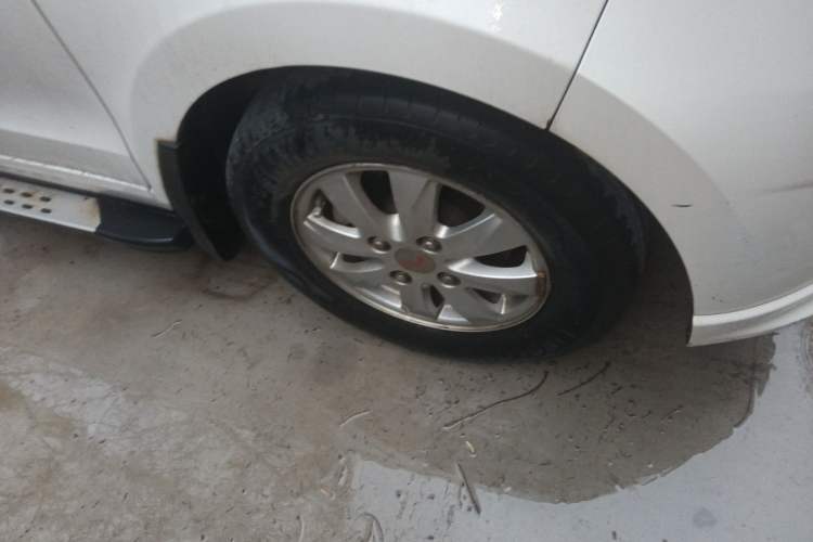 Used Wuling Hongguang 2014 1.5L S Standard Version Right Front Wheel Hub