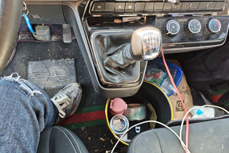 Used Dongfeng Yufeng 2023 V9+ 2.0T Manual Front-Wheel-Drive Multi-Function Mid-Roof Van with 7/8/9 Seats