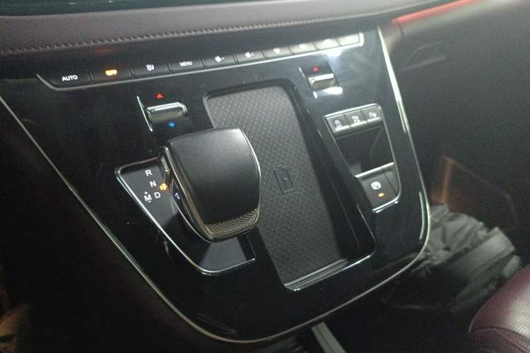 Used Hongqi HQ9 2023 2.0T Smart Connect Flagship Edition Gear Lever