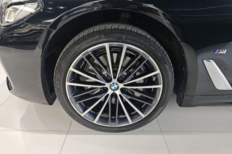 Used BMW 5 Series 2023 530Li Leading Model M Sport Package Left Front Wheel Hub