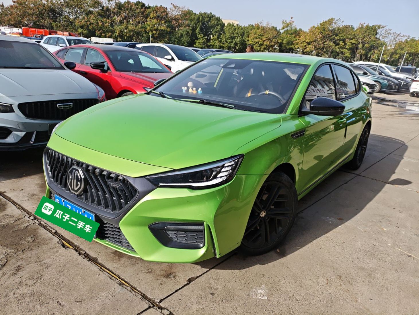 تحت مقدمة السيارة