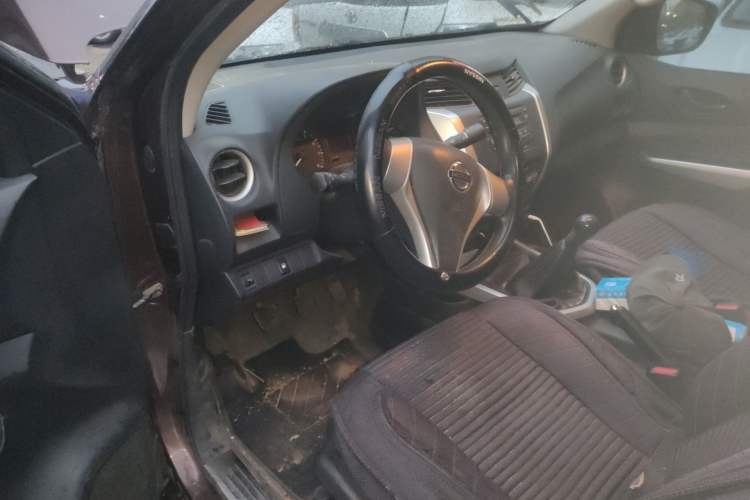 Used Nissan Navara 2017 2.5L Manual 4x4 Standard Edition QR25 Driver Seat