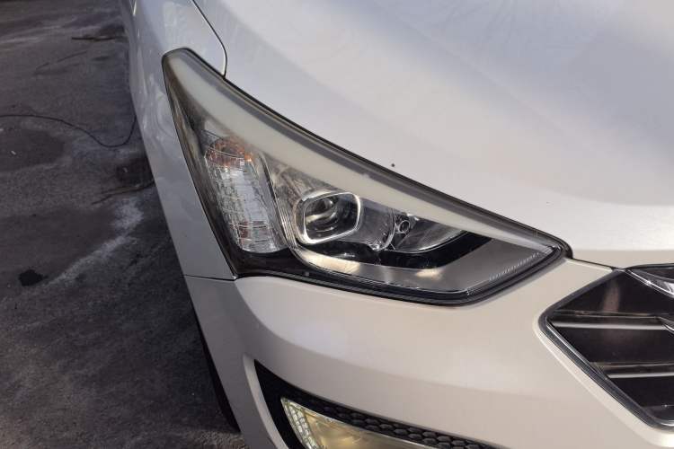 Used Hyundai Santa Fe 2013 2.4L Automatic 4x4 Smart Version Right Front Headlight