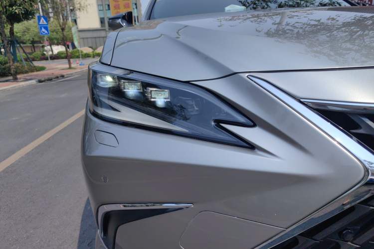 Used Lexus ES 2022 300h Deluxe Edition