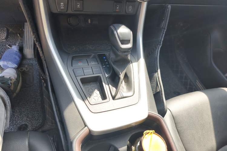 Used Toyota RAV4 2022 2.0L CVT Two-Wheel Drive Fashion Plus Edition Gear Lever