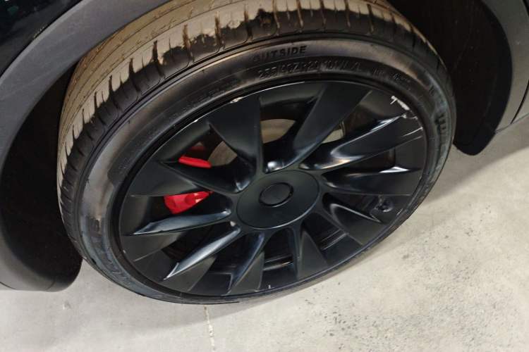 Used Tesla Model Y 2021 Standard Range Rear-Wheel Drive Version Right Rear Wheel Hub