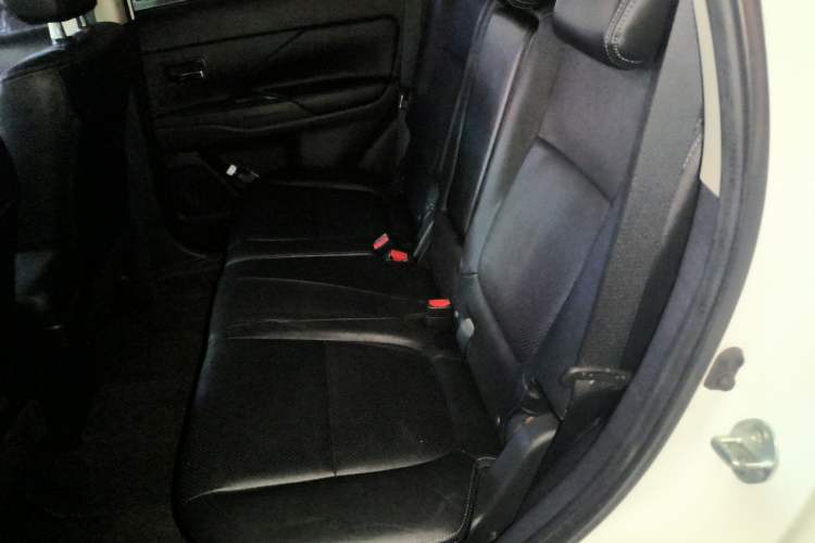 Used Mitsubishi Outlander 2014 2.4L 4x4 Deluxe Value Edition 5 Seats
