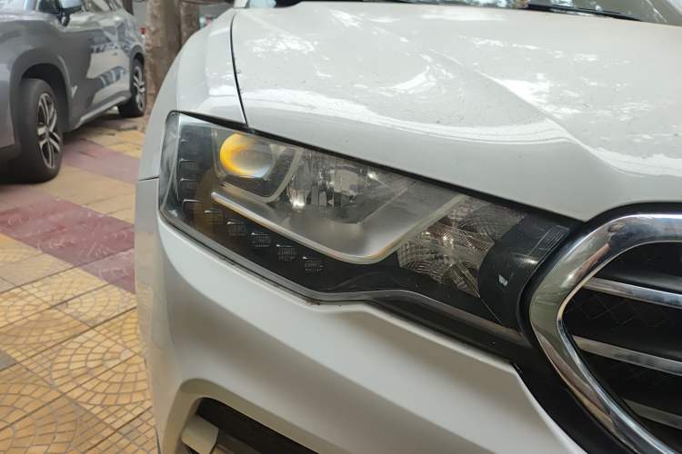 Used Haval H6 Coupe 2015 Blue Label 2.0T Automatic Two-Wheel Drive Elite Model Right Front Headlight