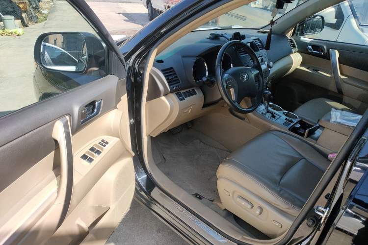 Used Toyota Highlander 2011 2.7L Two-Wheel Drive 7-Seater Luxury Edition