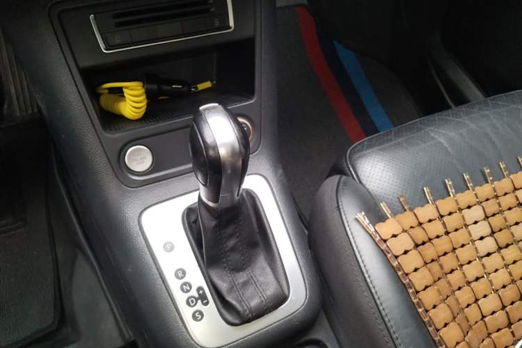 Used Volkswagen Tiguan 2015 1.8TSI Automatic All-Wheel-Drive Luxury Model Gear Lever