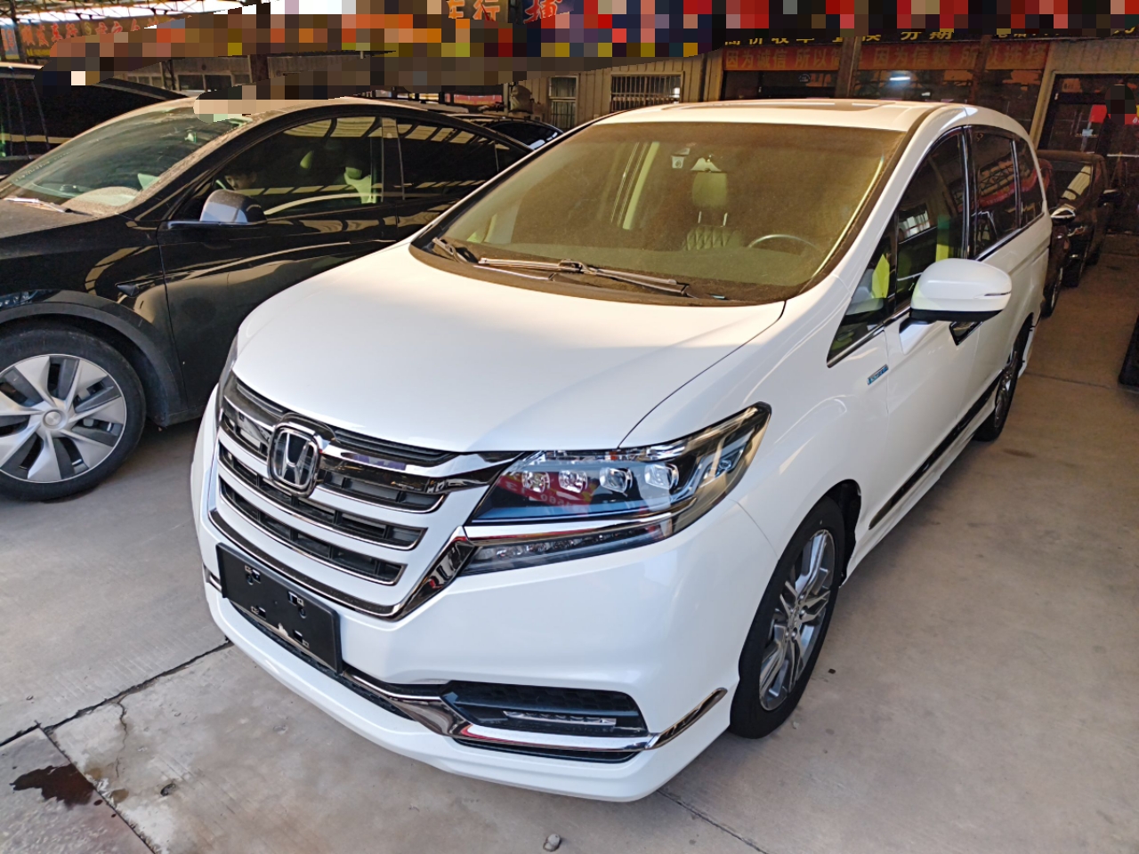 تحت مقدمة السيارة