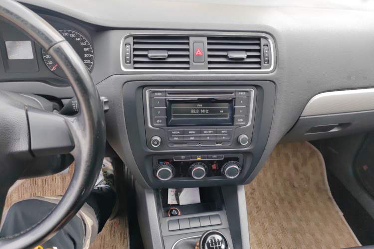 Used Volkswagen Sagitar 2014 1.6L Manual Comfort Model Audio And AC Panel