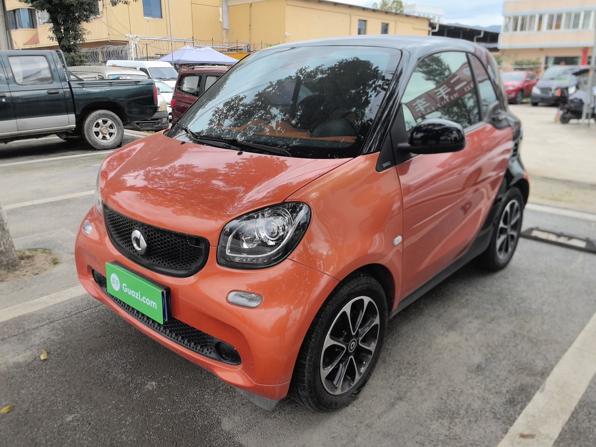 تحت مقدمة السيارة