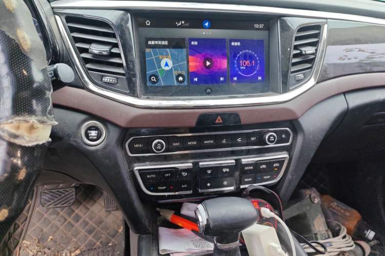 Used GAC Trumpchi GS8 2017 320T Two-Wheel Drive Luxury Smart Connectivity Version (7 Seats) Audio And AC Panel