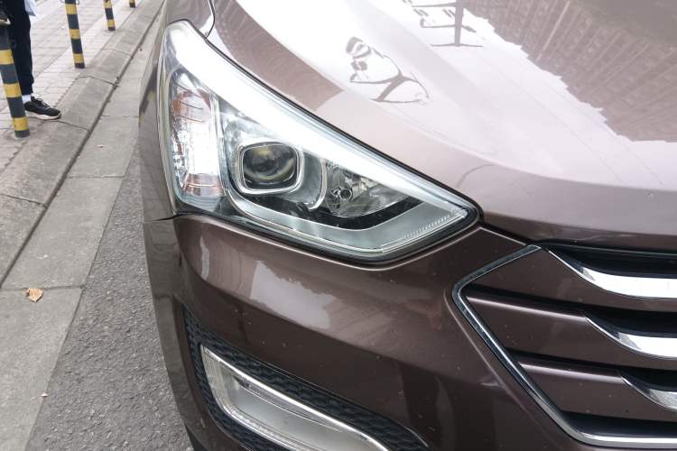 Used Hyundai Santa Fe 2013 2.4L Automatic 2WD Comfort Edition Right Front Headlight