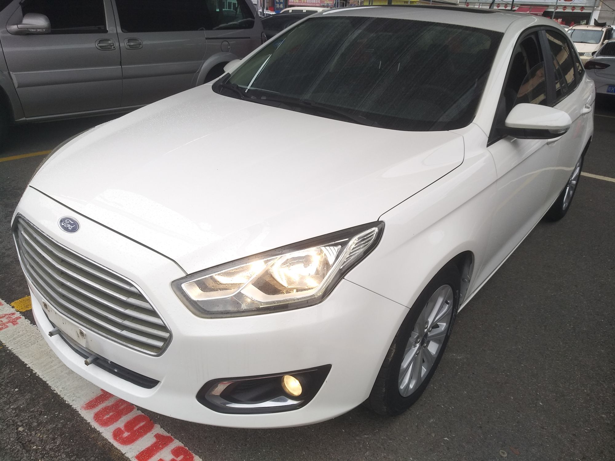 تحت مقدمة السيارة