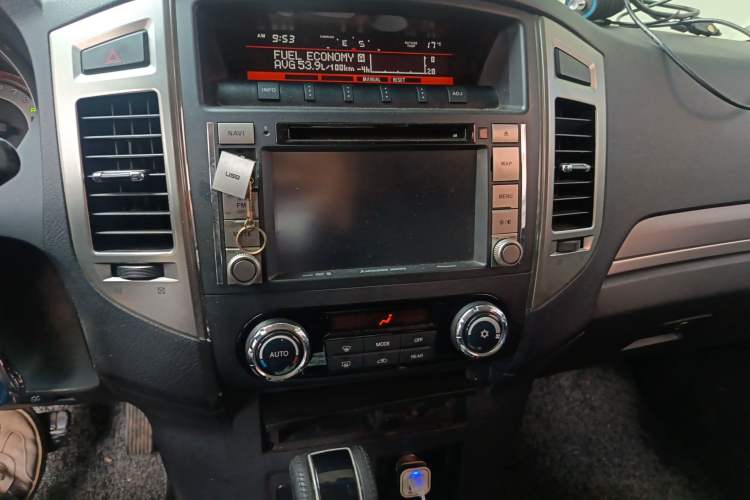 Used Mitsubishi Pajero 2015 3.0L Automatic Luxury Version China IV Standard