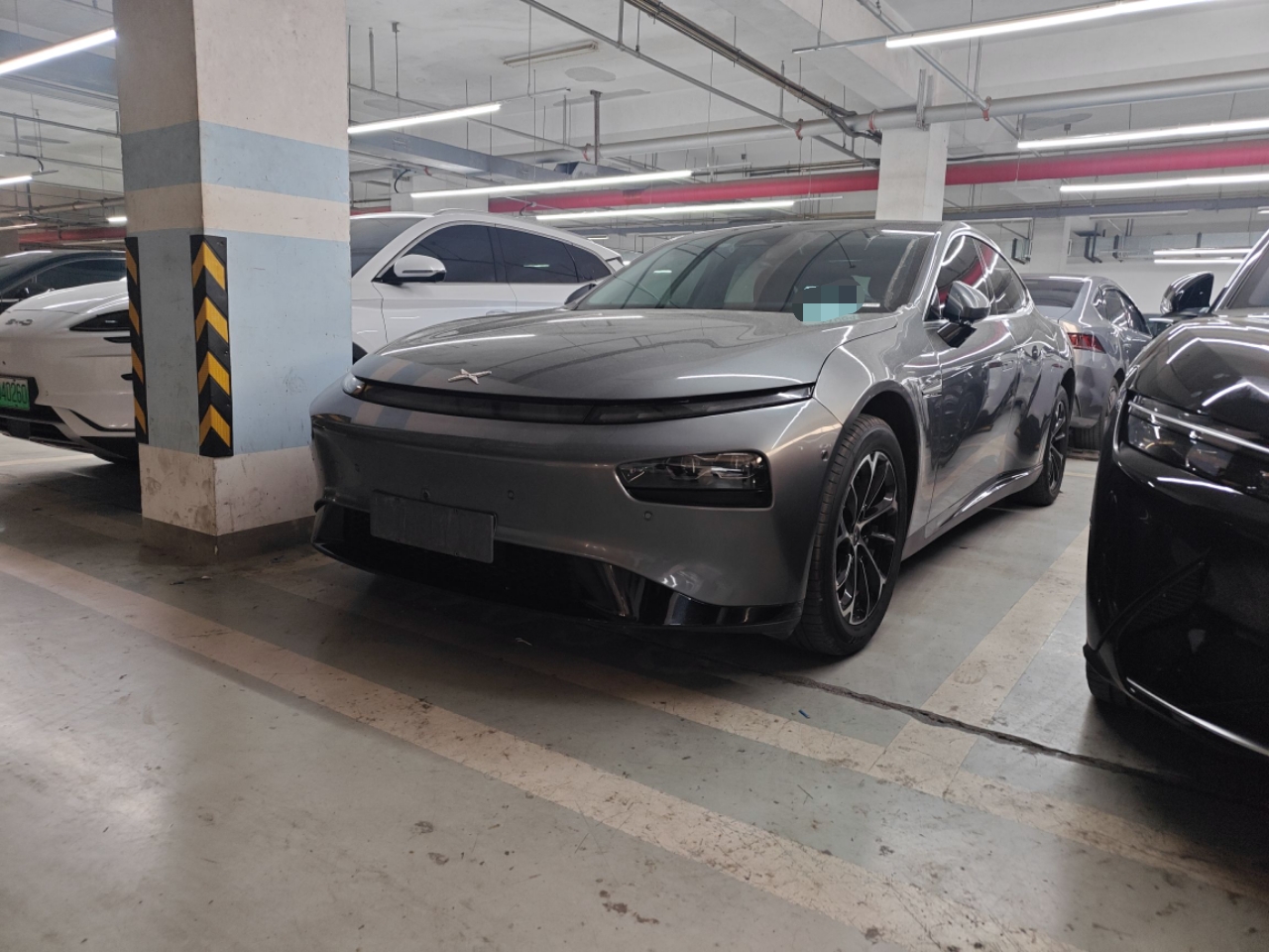 Под передней частью автомобиля