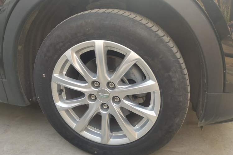 Used Cadillac XT4 2021 28T Two-Wheel Drive Tech Edition Right Front Wheel Hub