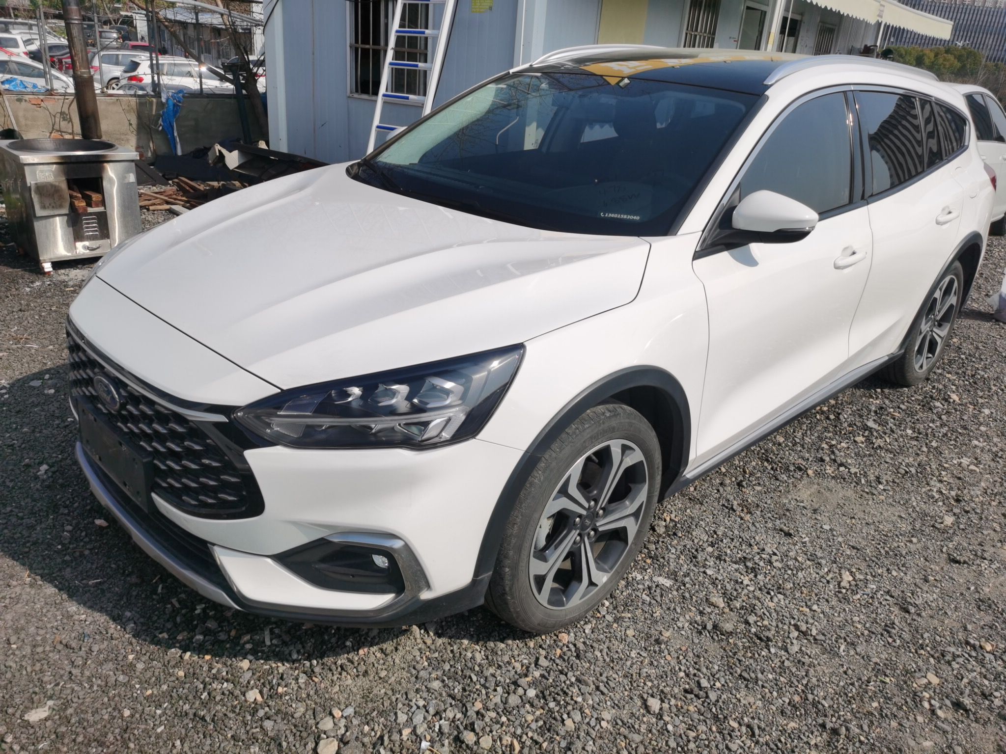 Под передней частью автомобиля