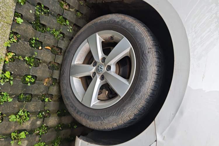 Used Volkswagen Lavida 2015 1.6L Automatic Fashion Edition Right Front Wheel Hub